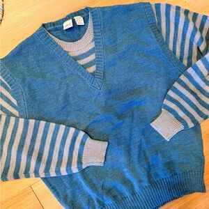 Vintage Levi's Blue and Gray V-Neck Sweater L